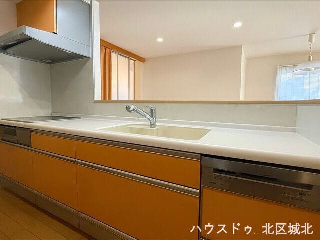 イメージ画像(実際の写真をもとに家具等をCGで除去したものになります)
IHクッキングヒーター&食洗機を備えた充実設備の対面キッチンです。