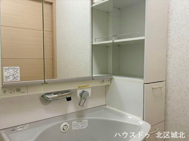 イメージ画像(実際の写真をもとに家具等をCGで除去したものになります)
収納豊富な洗面化粧台。使い勝手が良く、朝の身支度もスムーズです。