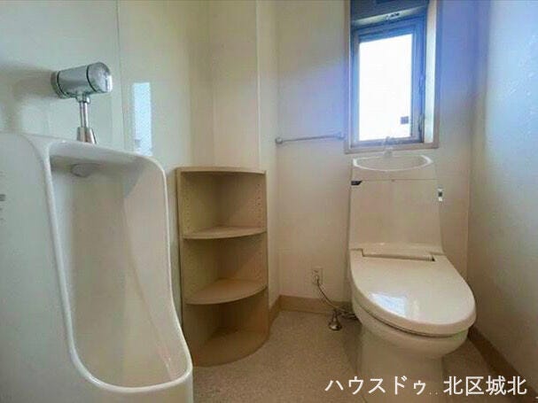 イメージ画像(実際の写真をもとに家具等をCGで除去したものになります)
窓付きで換気しやすいトイレ。明るく清潔感のある空間です。