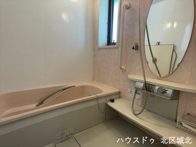 ゆったり浸かれるバスタブ付きの浴室。毎日の疲れを癒せる落ち着いた空間です。