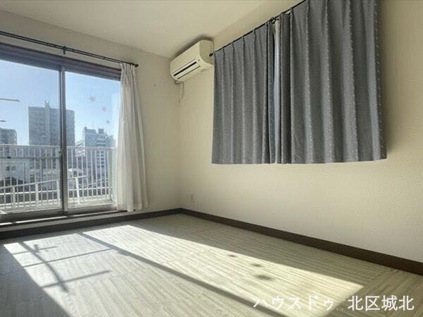 イメージ画像(実際の写真をもとに家具等をCGで除去したものになります)
たっぷりの陽光が差し込む明るい洋室。気持ちよく過ごせるプライベート空間です。