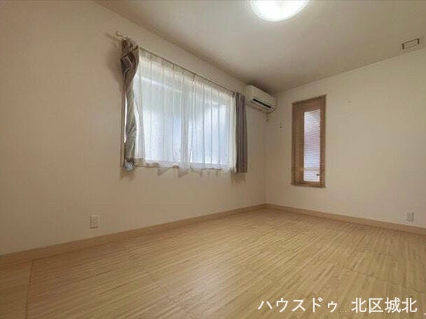 イメージ画像(実際の写真をもとに家具等をCGで除去したものになります)
やわらかな光が入る洋室。落ち着いて過ごせる心地よい空間です。