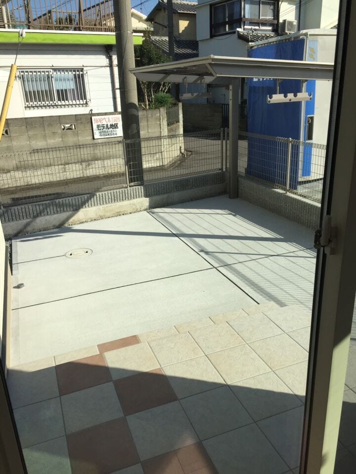 駐車場とは別に、建物裏側にゆとりのある屋外スペース
室内から直接出入りできる便利な屋外スペース