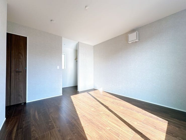 窓から日が差す明るいお部屋です。