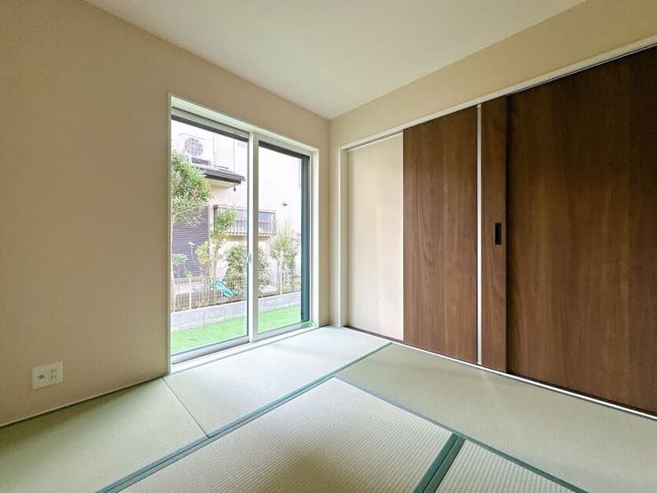 リビング横の和室スペースは休憩したり、お子様の安全な遊びスペースとしても使えます◎