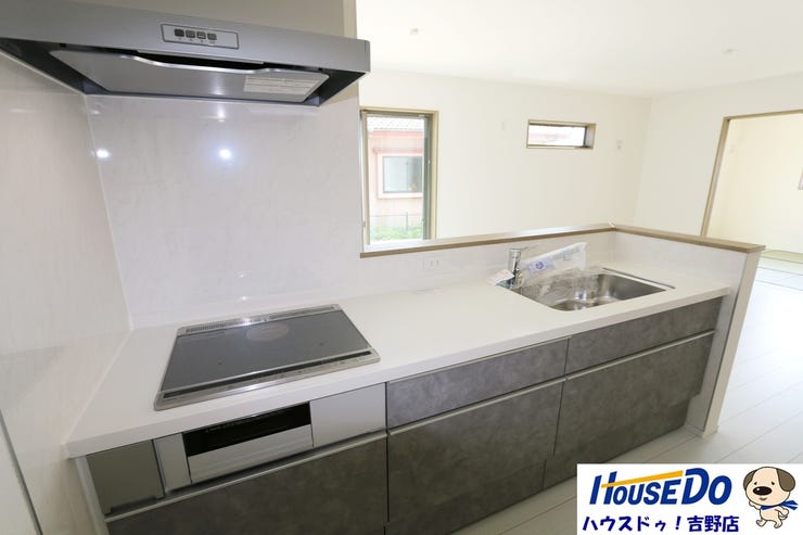 【システムキッチン】調理器具や調味料などがすっぽり収まり、出し入れも簡単なスライド収納となっています。