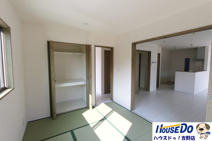 リビングからも廊下からも出入りが出来るので、客間として活用した際は来客のプライベートも保てます。