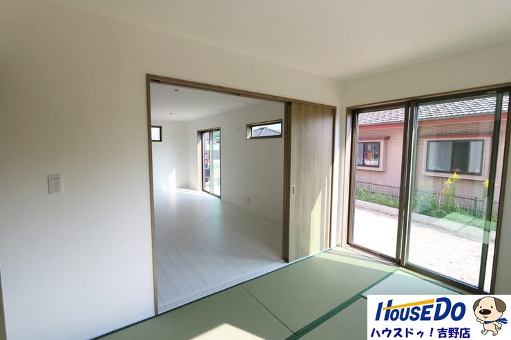 リビングからも廊下からも出入りが出来るので、客間として活用した際は来客のプライベートも保てます。