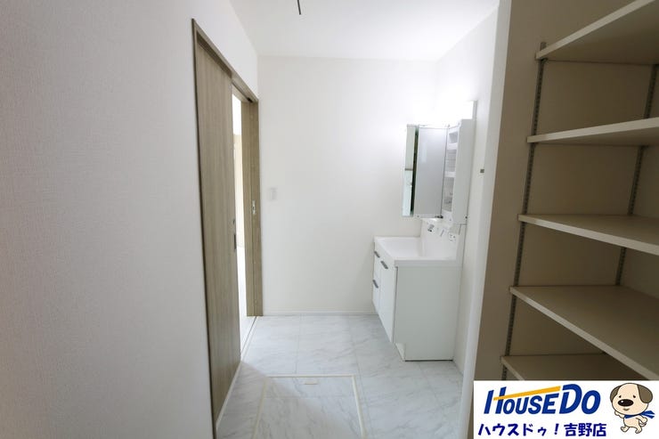 収納スペースがあるので、広々と使えて片付けやすくなりますね!