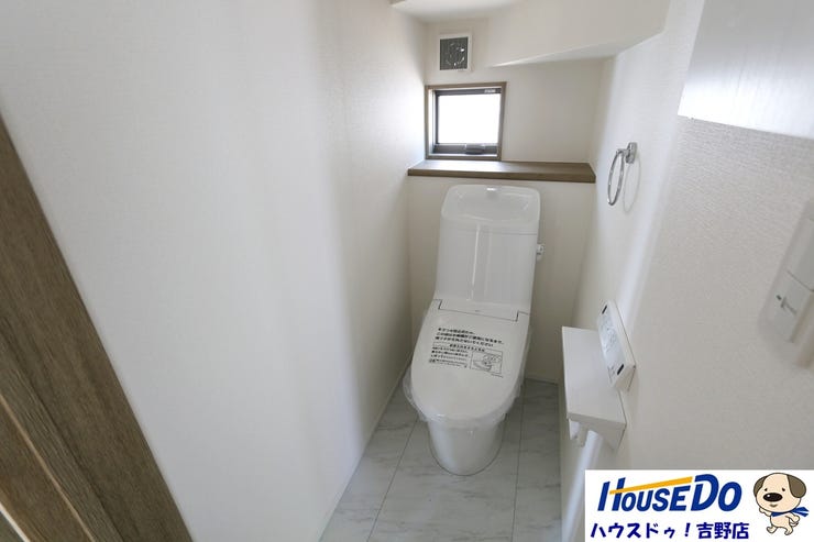 1階トイレ。温水洗浄便座付きのトイレは快適で、いつも清潔に保たれます。