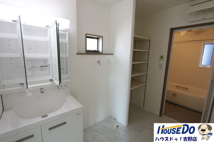 鏡の裏は収納スペースになっていますので、機能性・収納力に優れた洗面台です♪