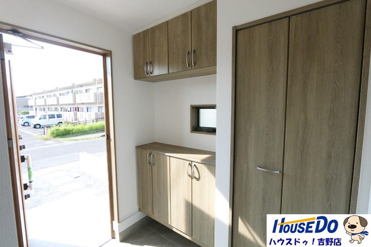 玄関収納。家族全員の靴も収納でき、いつも玄関をスッキリ片付けられますね。