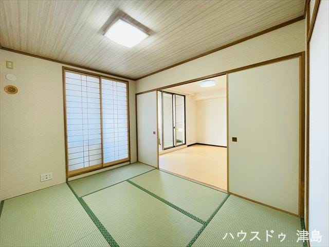 6帖和室。バルコニーに面したお部屋です。障子からの優しい光で心落ち着く空間です。直接寝転んでも腰への負担が少ない畳はお昼寝スペースにピッタリ。