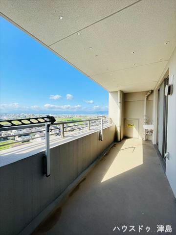 バルコニーは横長に広くなっているので普段のお洗濯物+マット類やシーツなども干せます。壁付け物干し金具が設置され、使用しないときは折りたためます。西側に洗面台が設置され、便利です。