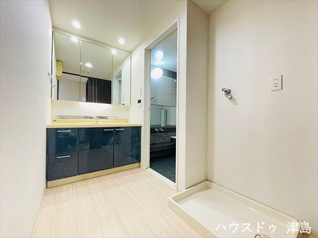 洗面台は鏡面が広く、2人並んでも大丈夫です。鏡の背面に収納棚を設け、化粧品やヘアケア用品、洗面道具も隠して収納できるので洗面台まわりをスッキリお使いいただけます。