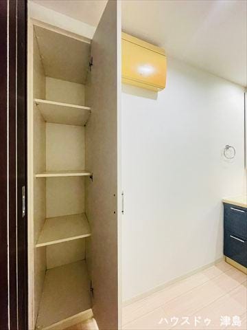 洗面室収納。洗面室の収納は可動棚になっているので、用途に合せてお使いいただけ便利!タオルやパジャマ・下着などを置けば、わざわざ取りに行く手間が省けます。