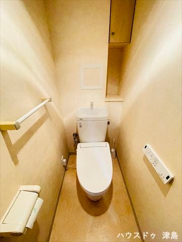 温水洗浄便座付きトイレは冬場の冷たい便座を暖めてくれます♪トイレ後ろに収納があり、インテリア小物や消臭剤なども置けます。