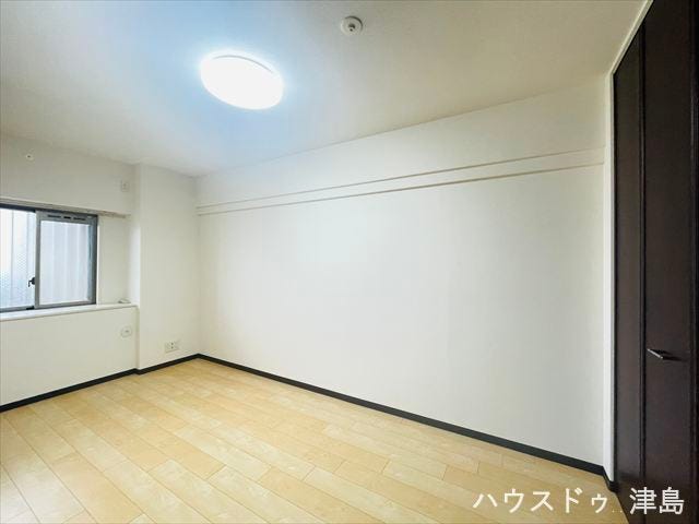 6.8帖洋室。窓を開けて北風を家の中に取り込む事ができ、涼しく快適です。収納完備で机やベットを置いても十分な広さが確保できます。