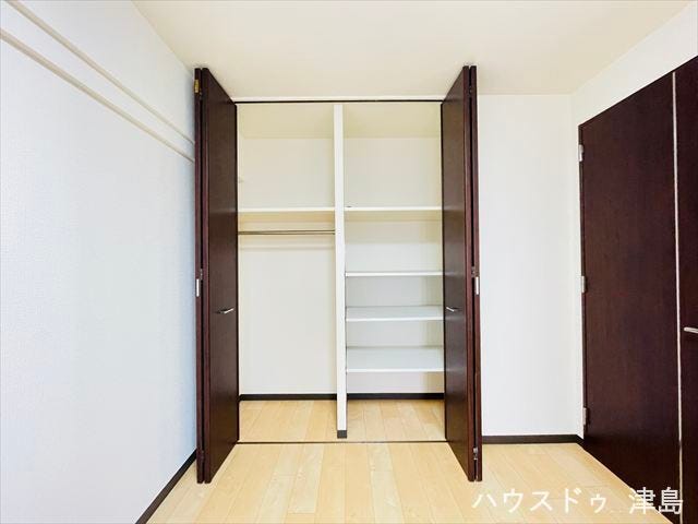 6.8帖洋室収納。枕棚+ハンガーパイプ付きなので枕棚にカバンや帽子などの小物を置けます。折れ戸なので端にある物の出し入れがしやすいです。