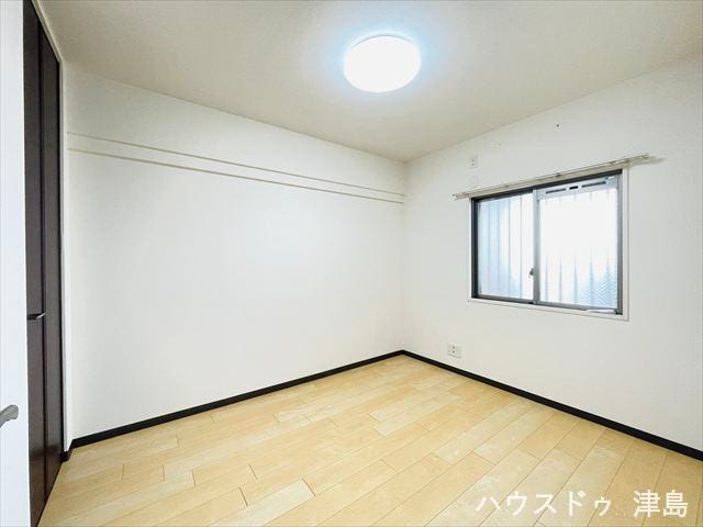 5.2帖洋室。集中力の高まりそうな広さのお部屋。机とベッドを置いてちょうどいい広さです。書斎やお子様のお部屋としてもおすすめです。