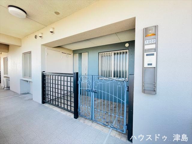 玄関ポーチ。プライバシーを守ることができ、防犯面でも高い効果が期待できます。お子様の自転車やベビーカーを置けます。