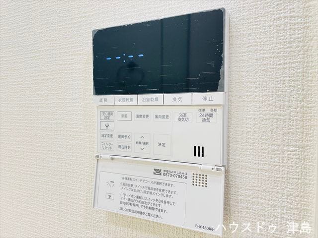 浴室暖房乾燥機。お洗濯物を乾かせる「乾燥」、浴室を暖める「暖房」、夏場でも快適「涼風」、長期不在時でも安心の「24時間換気」など暮らしに便利な機能付き。