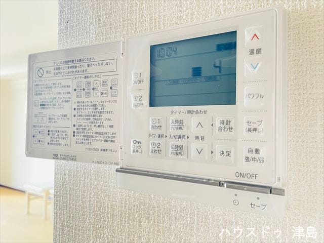 床暖房。足元ポカポカ。部屋全体が暖まり、風を送らないので乾燥しにくいところがうれしいですね。