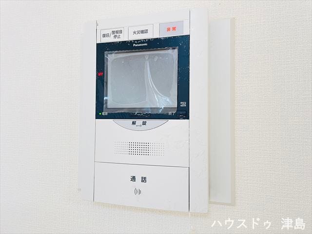 モニター付きインターホン。来訪者を事前に確認してから会話ができ安心です。また、訪問者と直接会わずに会話ができてトラブルの回避のもなります。