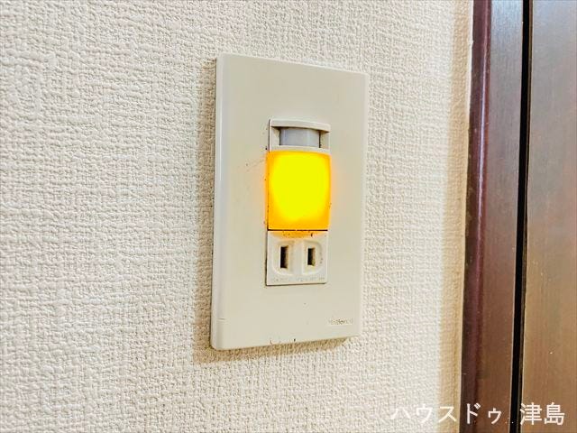 廊下に設置されたセンサーライト付きコンセント。夜間、足元を照らしてくれると安心ですね。