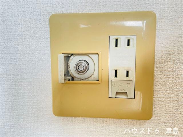 LDKに設置されたガスコンセント。ガス暖房器具を置いていただけます。効率よくスグ温まれて冬場に活躍します。テーブルに置くポータブルガスコンロも設置できますよ。