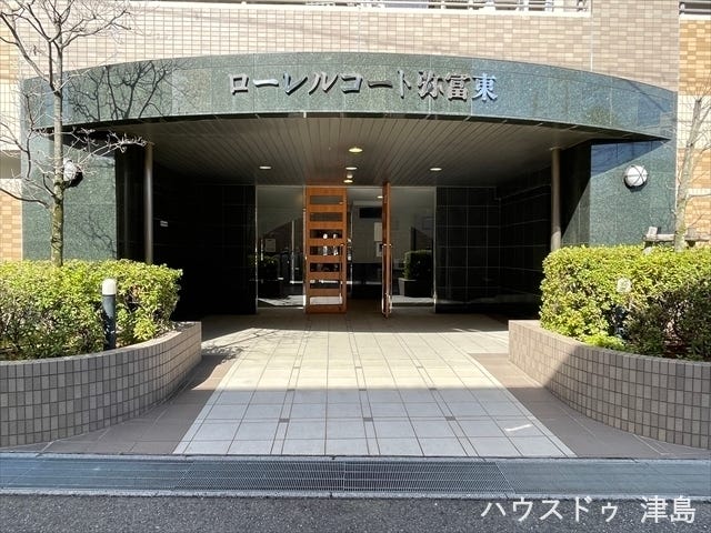 正面玄関であるエントランスは、清潔に保たれたエントランス。お掃除も行き届いており、築年数を感じさせません。屋根があり雨の日は傘が差しやすく濡れにくいですね。