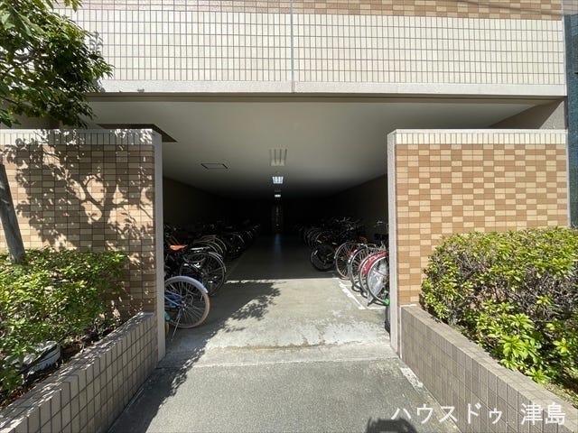 建物の一階部分が駐輪場になっています。お子様の通学用自転車や趣味のバイクも、大切の保管することができますね。駐輪場からエントランスへの出入りもスムーズに行える動線が嬉しいです。