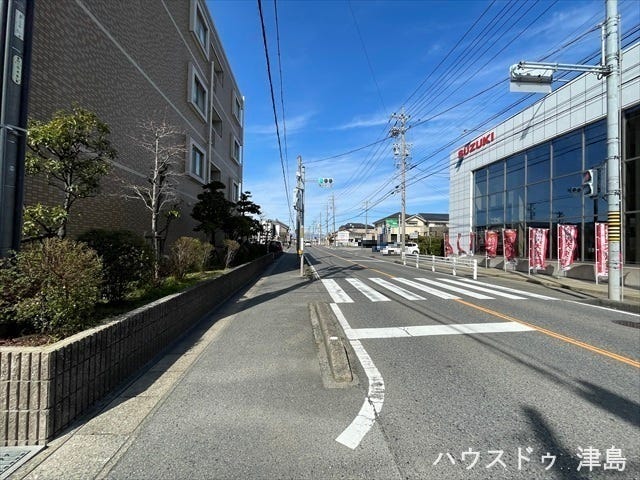 建物東側は歩道付き道路です。歩行者信号が設置され、反対側に渡るときも安心です。「Yストアー佐古木店」まで徒歩8分、「ドン・キホーテUNY十四山店」まで徒歩14分なので、お買い物に便利な住環境です。