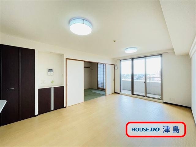 バルコニー面した16.1帖リビングは大きな掃き出し窓から心地よい陽射しが射し込み快適に過ごせます。床暖房が設置され、温風がでないのでほこりを巻き上げず、空気を乾燥させることもありません。