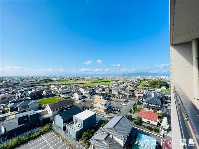 バルコニーから西の山を見て、ほっと一息ついて、家事の合間にリフレッシュしてみませんか。夏は長島スパーランドの花火を鑑賞できます。