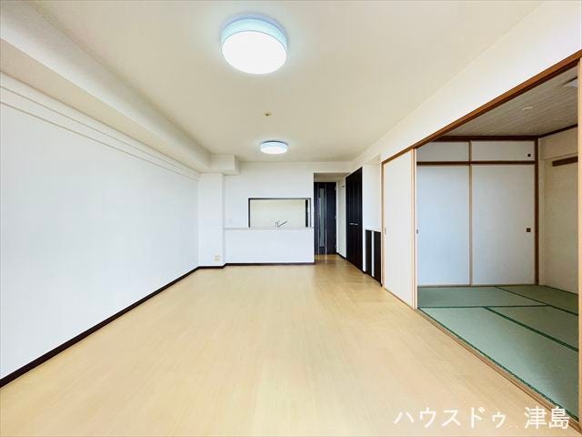 隣接した和室の扉を大きく開けてお使いいただくと広々とした空間の中でお過ごしいただけます。テーブルにソファにとお気に入りの家具をたくさん置くことができ、ゆとりのある空間でリラックスして過ごせます。