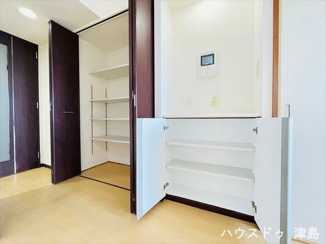 リビング北側に設置された収納・カウンター。可動棚付きとなっているためパントリーとして活用していただけます。カウンターにはプリンターを置いたり、お気に入りの小物を置くこともできます。