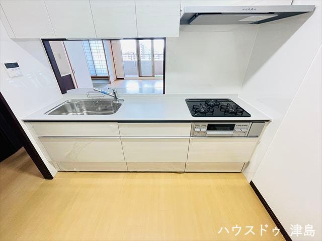 対面キッチンのため、家族の様子を見ながら家事ができます。使い勝手が良いガスの3つ口コンロを採用。収納スペースもしっかりあり、お料理の段取りもよくなりますね。