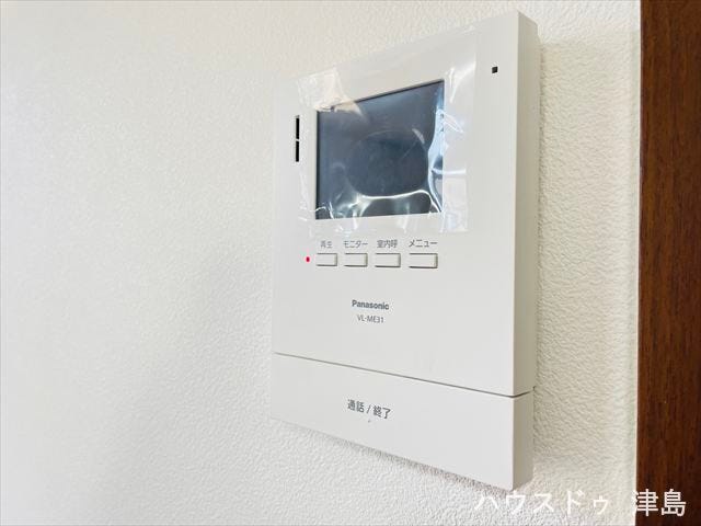 モニター付きインターホン。来訪者を事前に確認してから会話ができ安心です。また、訪問者と直接会わずに会話ができてトラブルの回避にもなります。