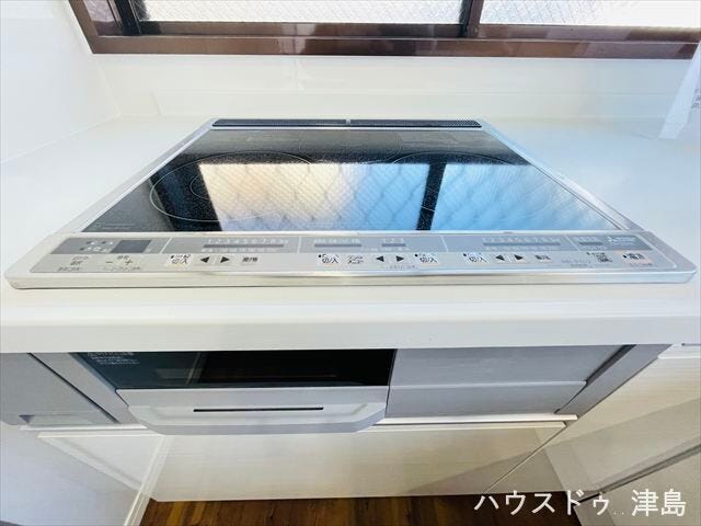 IHクッキングヒーター。安全性が高く、年配の方やお子様にも安心です。また、調理後は、プレートを拭くだけなので、お手入れが簡単なことが特徴です。