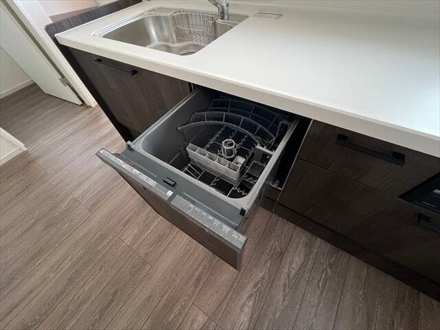 キッチンには人気の食洗機を搭載!日々の家事の手間を低減してくれます。