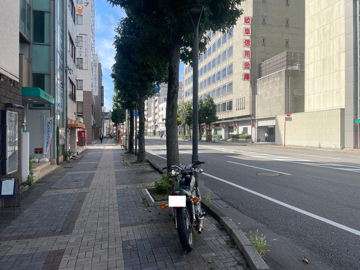 商業地域ですので人通りはビジネスマンの方が多い印象です。