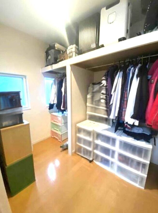 収納豊富なウォークインクローゼット有!
衣類の収納には重宝できます♪