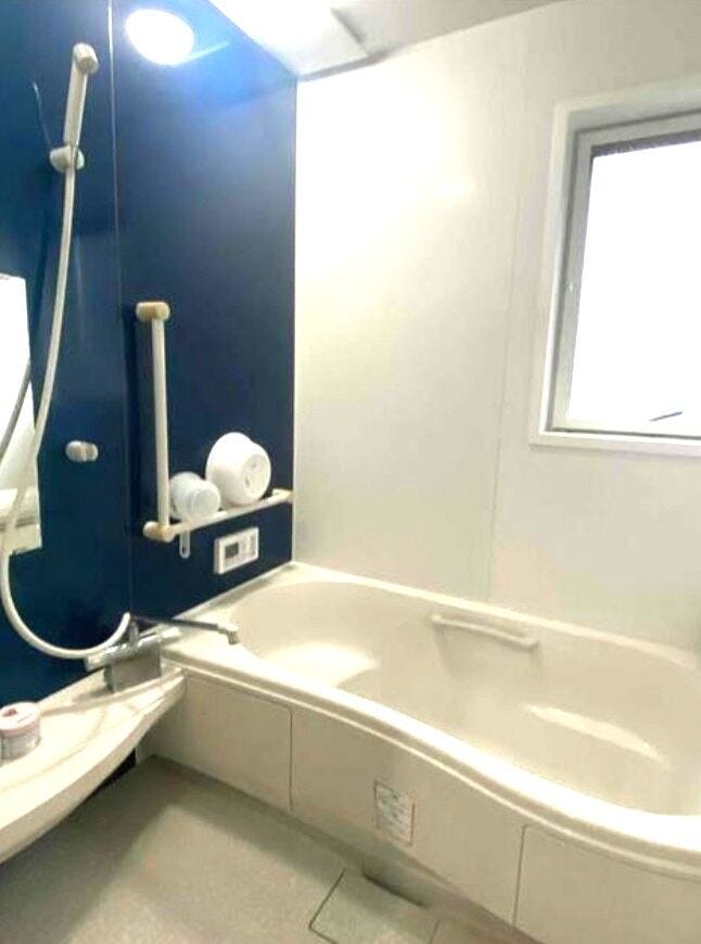 浴室には窓が付いており、換気が可能!
日中も自然光の中で入浴が楽しめます♪