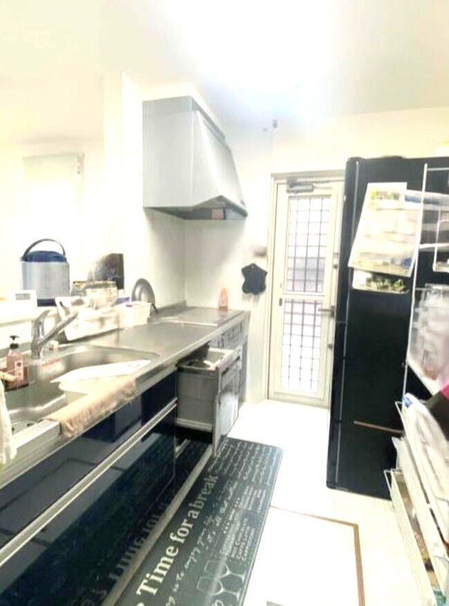 壁のないオープンキッチンで開放感がございます♪
対面式でリビングを見渡しながら会話を弾ませて料理が楽しめます!