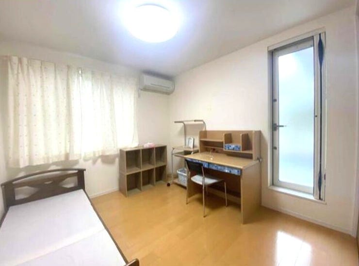 2面採光の明るい居室!