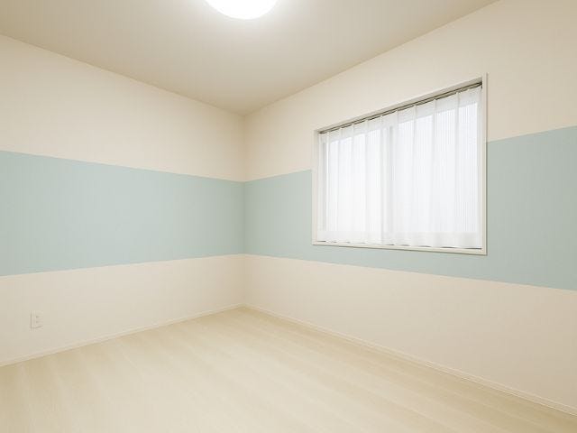 2階南側:南向きで日当たりが良く、お部屋に開放感を与えてくれます。家具の配置がしやすいので、どのようなスタイルにも合わせることができます。※家具消し加工をしています(2025年10月28日撮影)