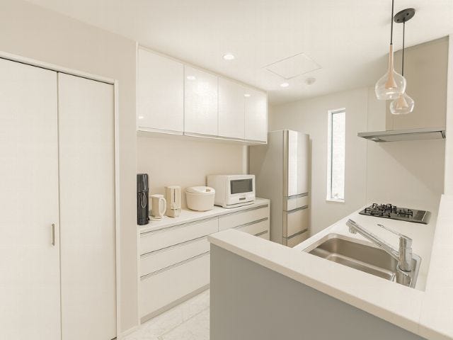 カップボードとパントリーがあります。ストックなども収納でき、キッチンがスッキリ片付きます◎※画質加工をしています(2025年10月28日撮影)