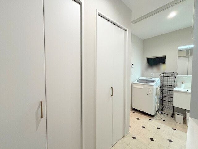 収納力があり、ゆとりのあるランドリールームです◎キッチン横から出入りができ、家事動線の良い間取りです◎(2025年10月28日撮影)
