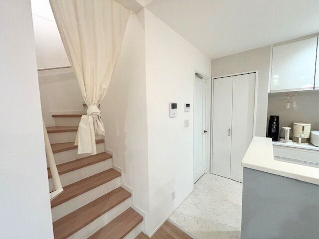 家族が顔を合わす機会が増え、コミュニケーションが取りやすいリビング階段です。(2025年10月28日撮影)